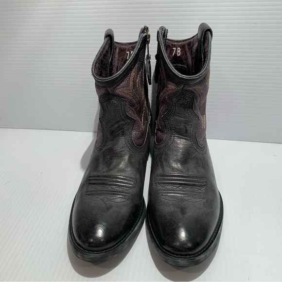 Ariat Western women Booties. - Picture 2 of 9